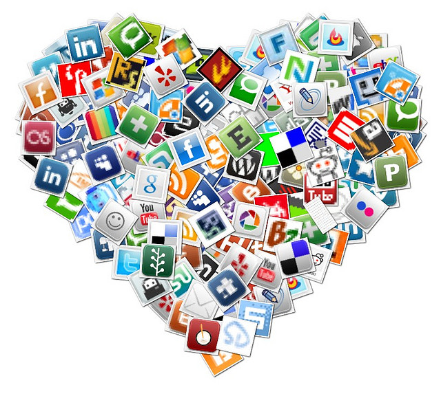 Corazón con distintas redes sociales