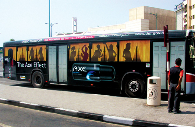 Autobús con publicidad en las ventanas